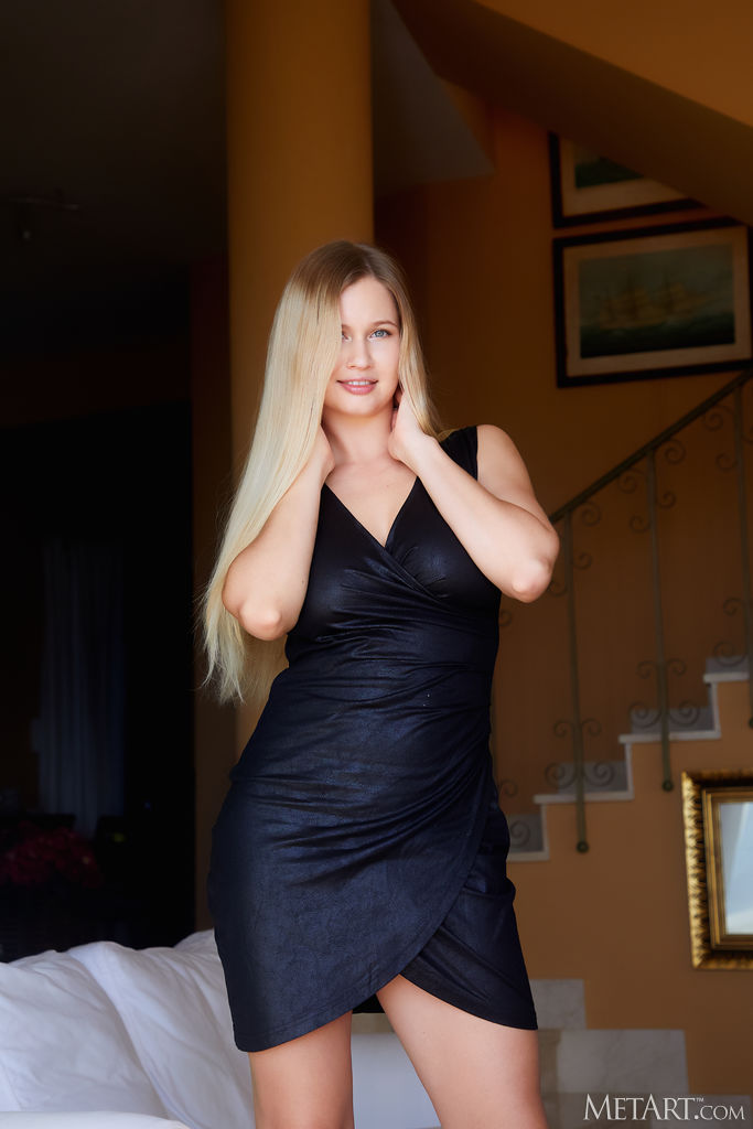 Stella Cardo Teasing Glimpse Of Her Gorgeous Big Breasts