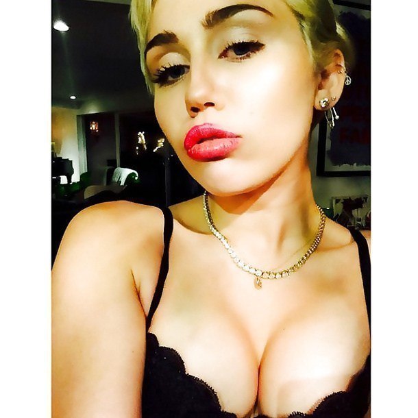 Famous celebrity Miley Cyrus making nude selfies