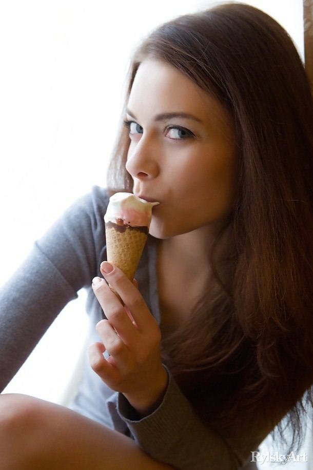 Fun and captivating newbie Kei likes ice-cream