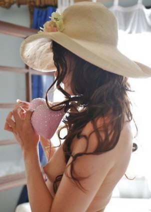 Lucy Blackburn wants us to see her new bikini