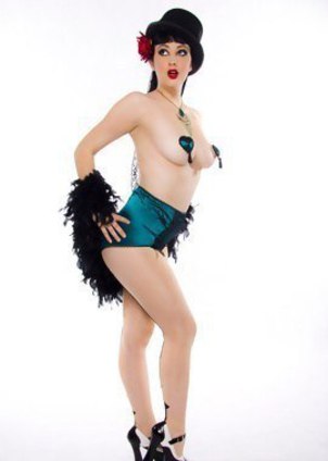 Scarlett Morgan in classy vintage set