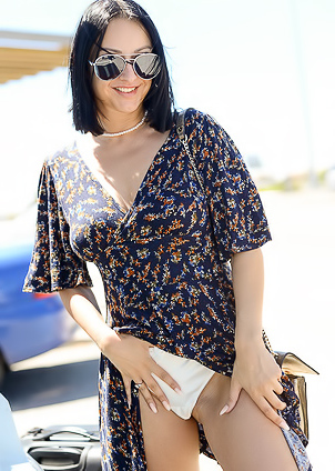 Cassie Flash And Pee