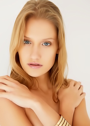 Tiffany Tatum Spreading Her Thighs And Explores Her Hot Pink Pussy