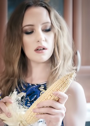 Emma Fantazy Pounding Herself To An Intense Orgasm