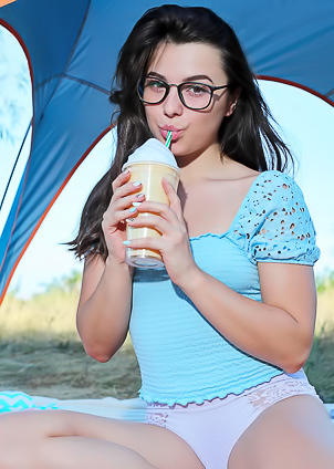 Hayli Sanders Spreading Her Curvy Ass Cheeks For An Intimate Rear View