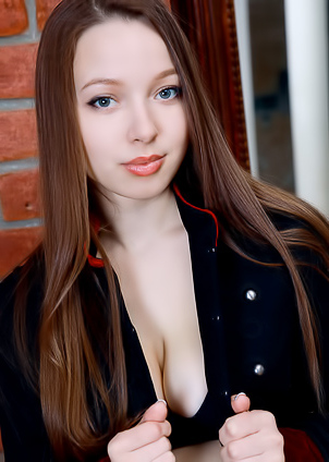 Charlize Admire The Reflection Of Her Shaved Pussy