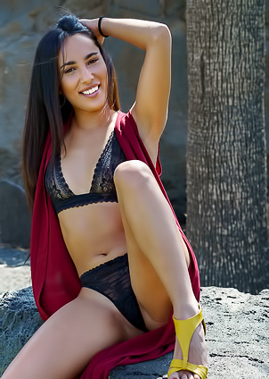 Sexy Sherezade Parts Her Thighs To Reveal The Neat Bush