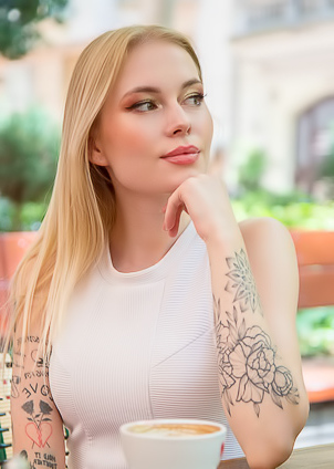 Mimi Cica, A Wild Debut With Cherry Kiss