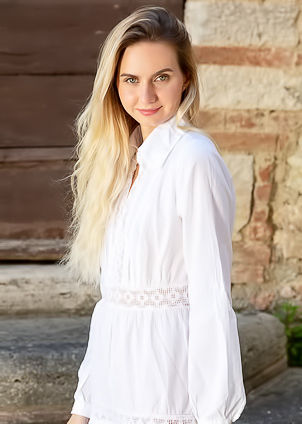 Emily Swan Takes Off Her Dress And Savors The Thrill Of Alfresco Nudity