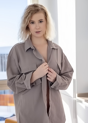 Casey Fingering Pussy In The Morning