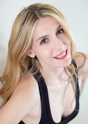 Lillie Pie Statuesque Blonde Flaunts Her Hourglass Figure With Sizzling Self-assurance