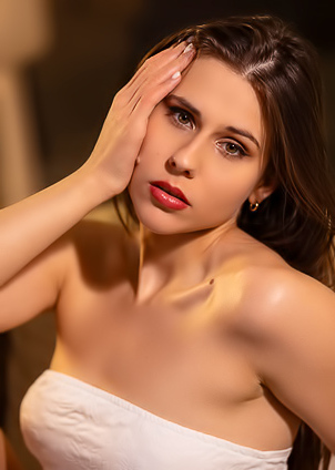 Amber Slassh Voluptuous Hungarian Brunette Is Soon Naked