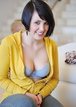 Amateur Zeba Pushing Veggies Inside Her Pussy