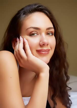 Vixi Rafi Sultry Beauty Will Mesmerize You With Her Gorgeous Green Eyes