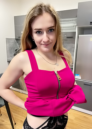 Dee Dee Sexy Babe Is Locked And Loaded For Some Sexy Fun