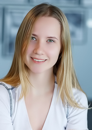 Delizi Adorable Blonde Bombshell With Curves That Captivate And A Playful Spirit