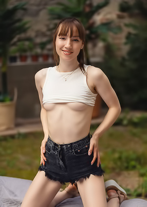 Kate Quinn Shows Off Adorable Smile Charming Arms And Legs