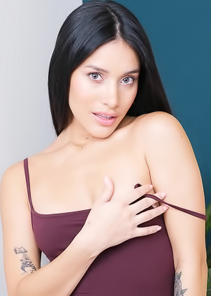 Carolina Guerrero Moves In On The Moment With Whispered Promises