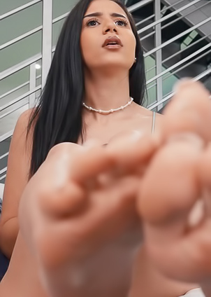 Roxie Sinner plays games, mansion fantasies, cum on feet, gamer fetish
